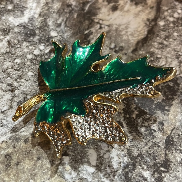 Maple Leaf Brooch in Green enamel and Gold tones - Picture 7 of 7